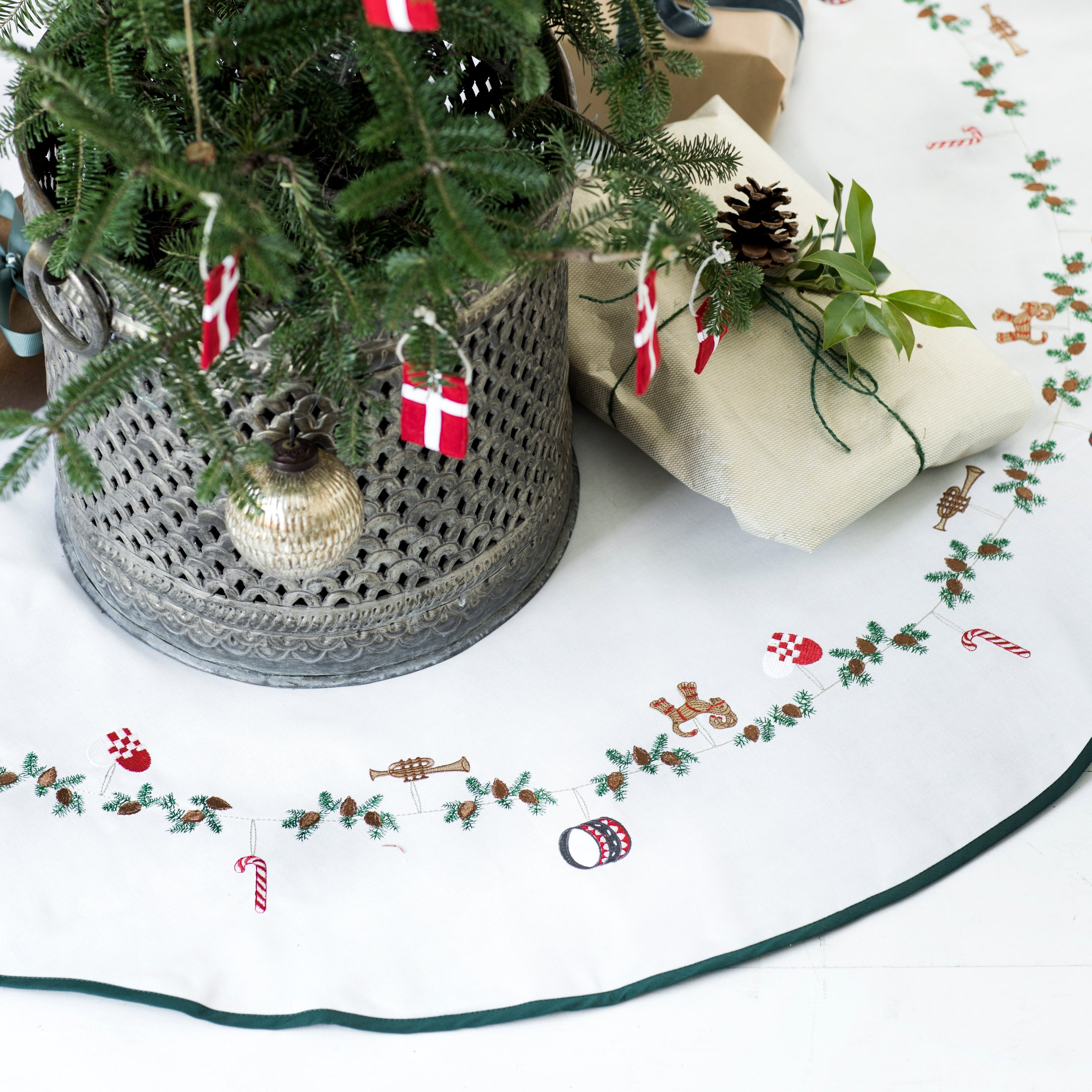 Klassisk brodert juletreteppe