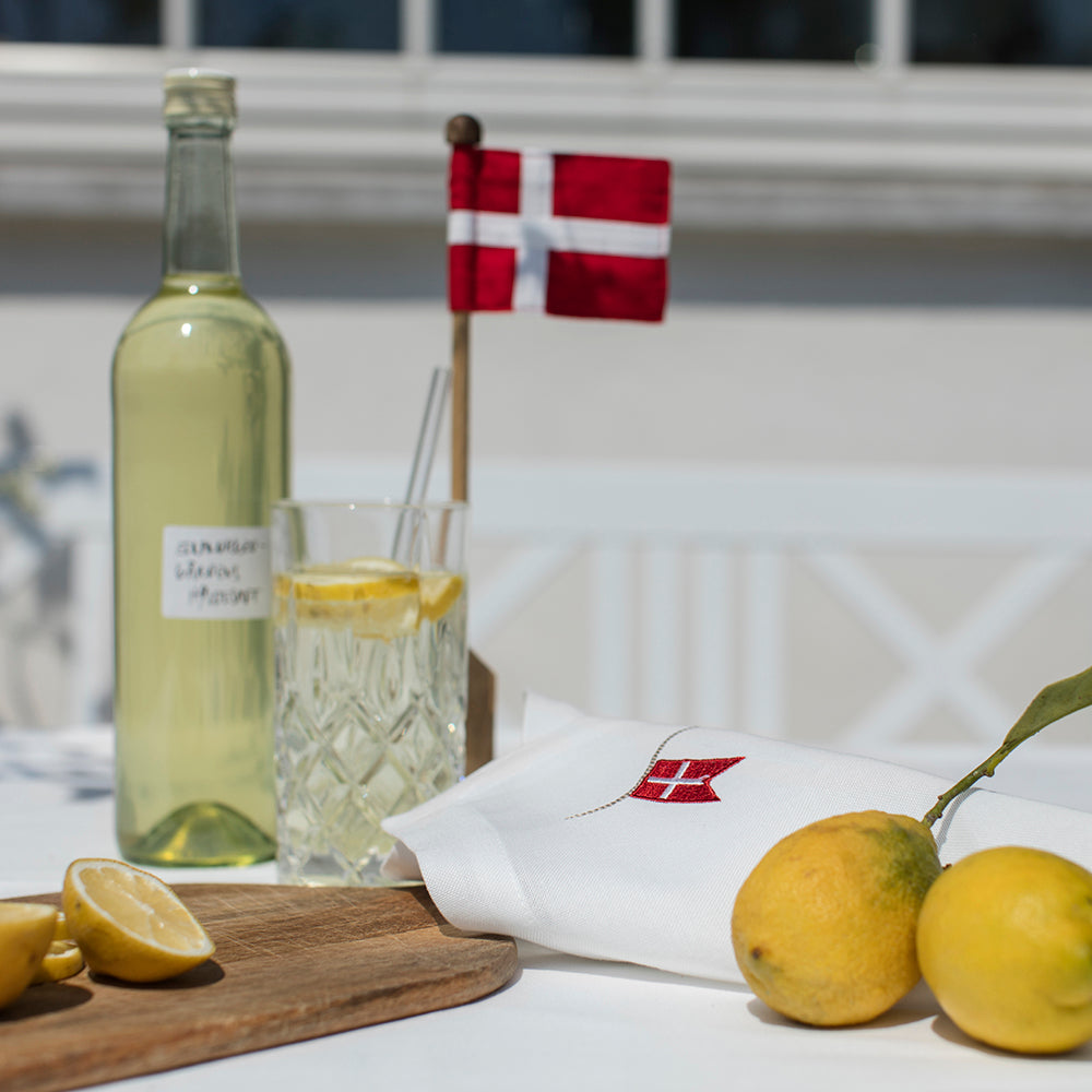 Bordflagstang i egetræ med Dannebrog