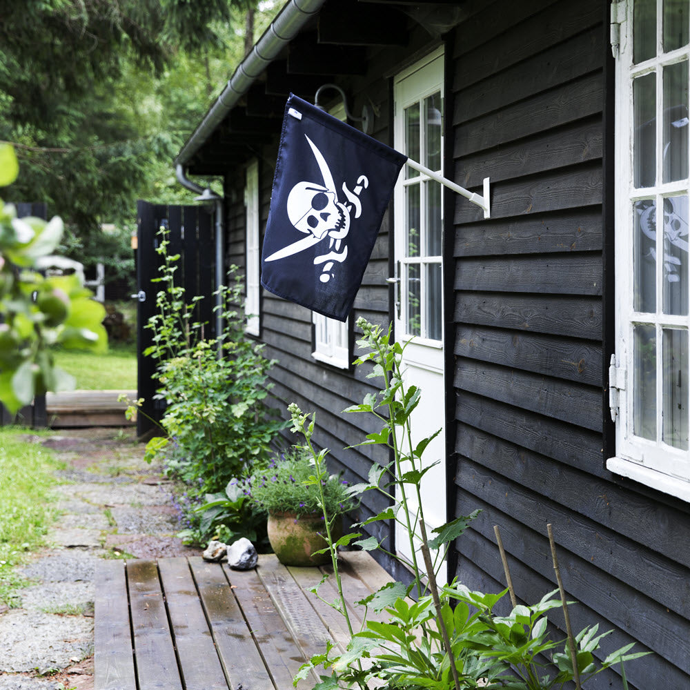 Fasadeflaggstang med sjørøverflagg
