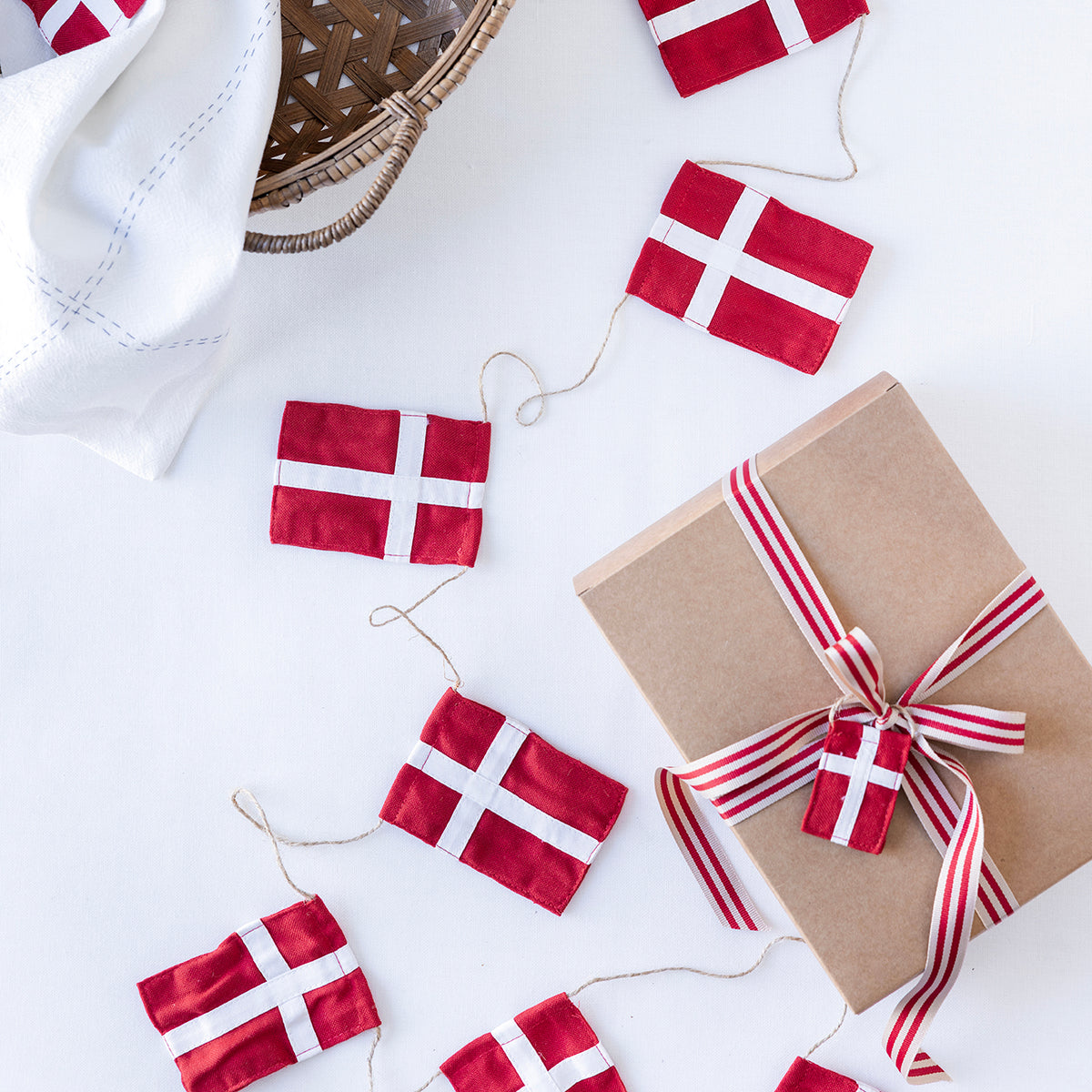 Stor flaggrekke med 10 danske flagg