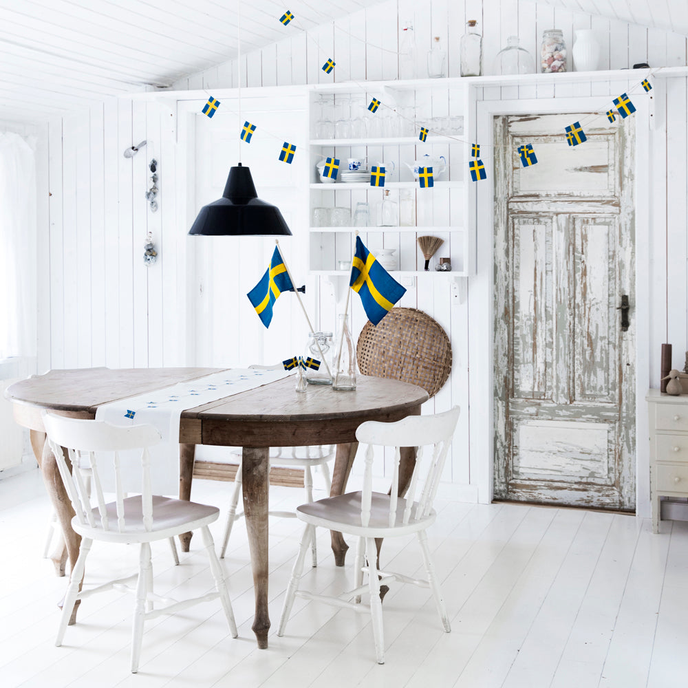 Stor flaggrekke med 10 svenske flagg