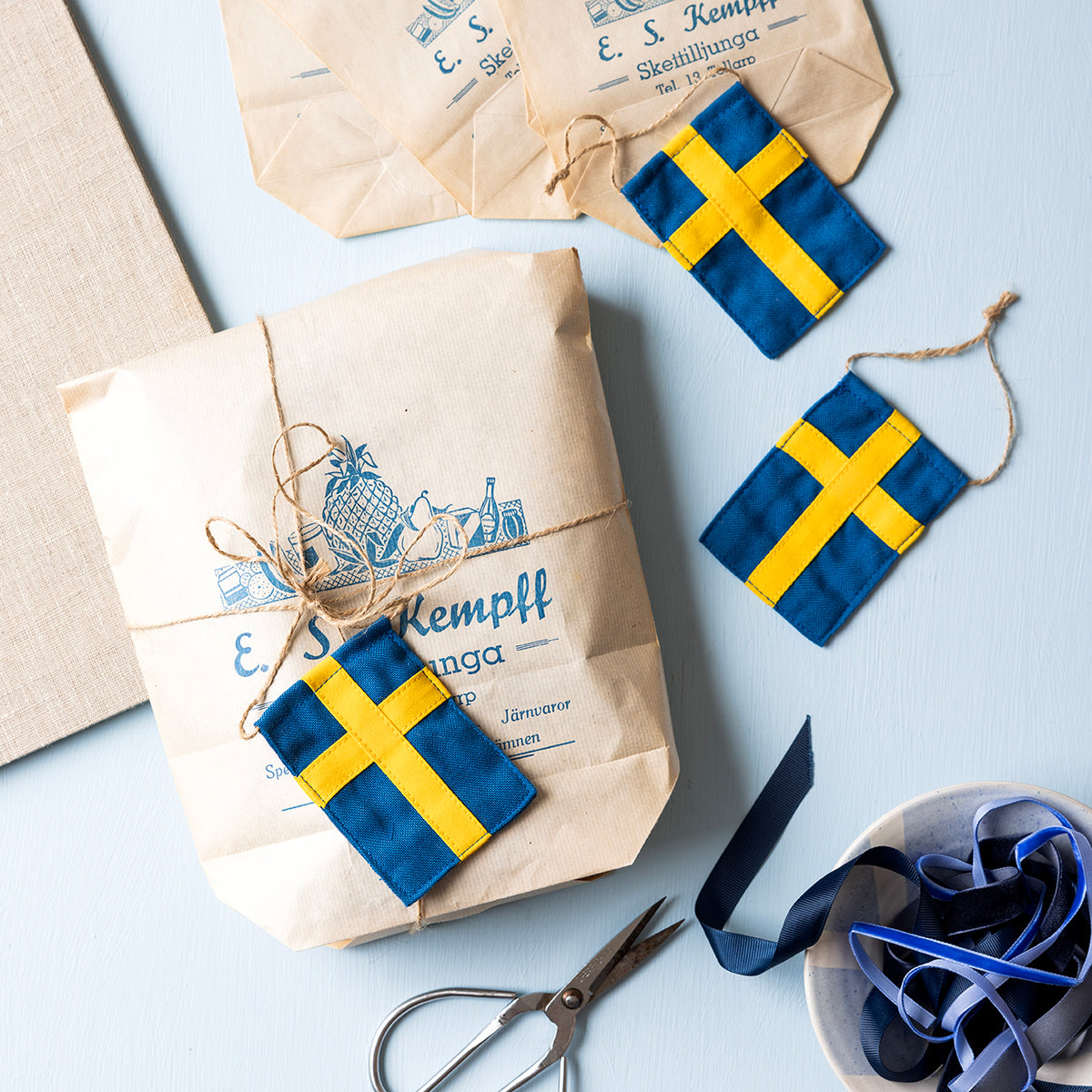 Stort svensk dekorativt flagg