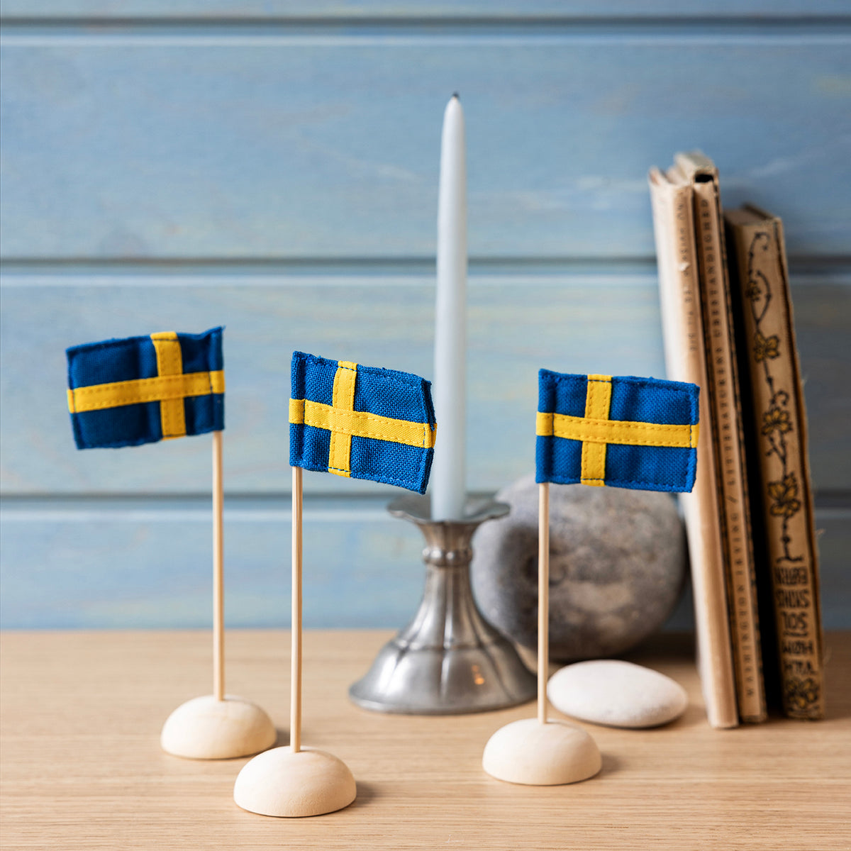 Små bordflagg med svensk flagg – 3 stk.
