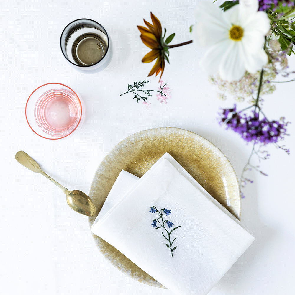 Floraduken 135 x 340 cm  Broderier med blomster og historie