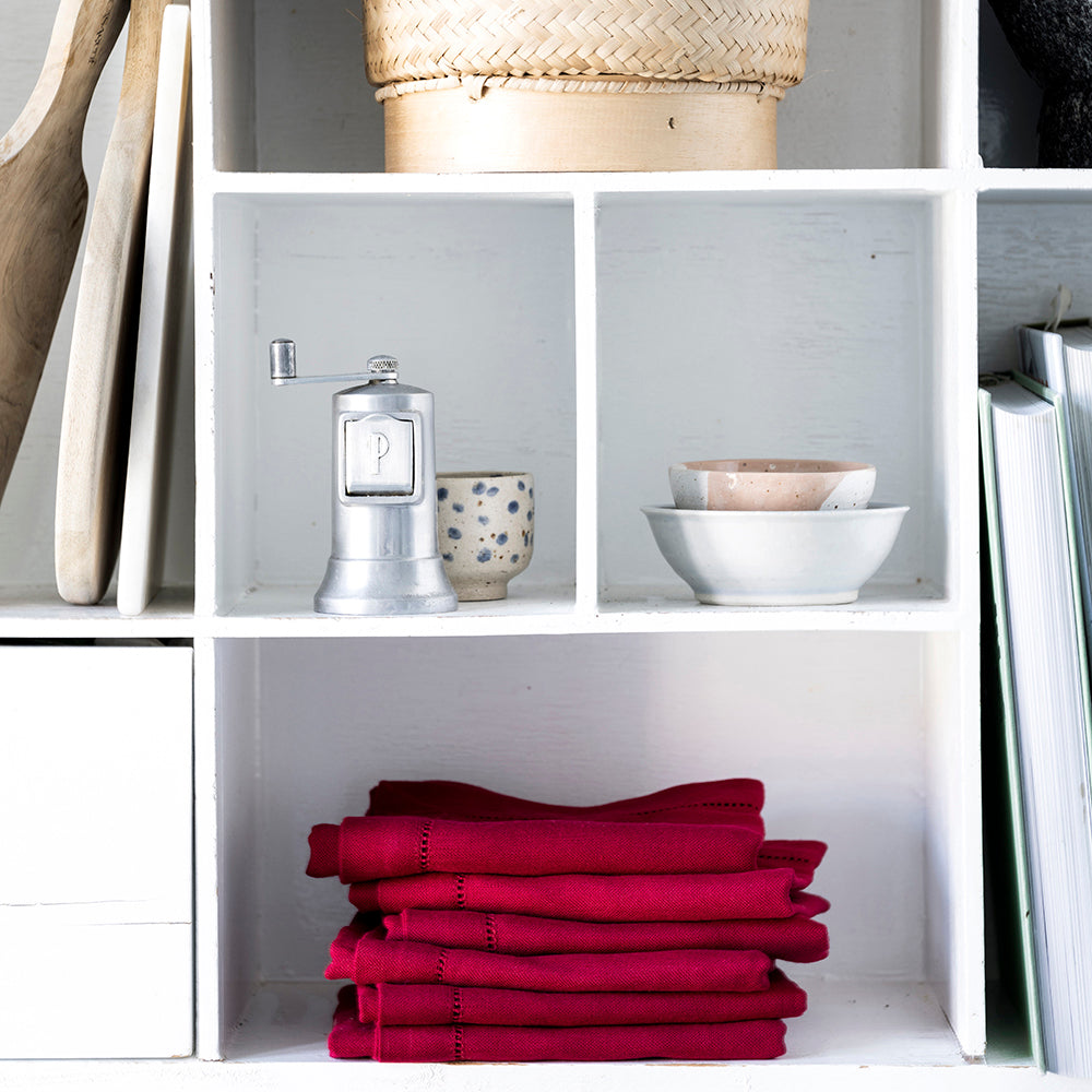 6 stk. mørkerøde servietter med hullsøm