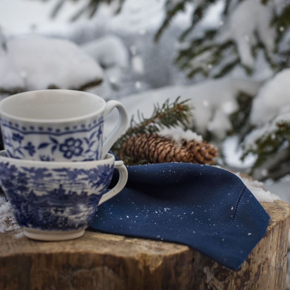 Blå serviett med hullsøm