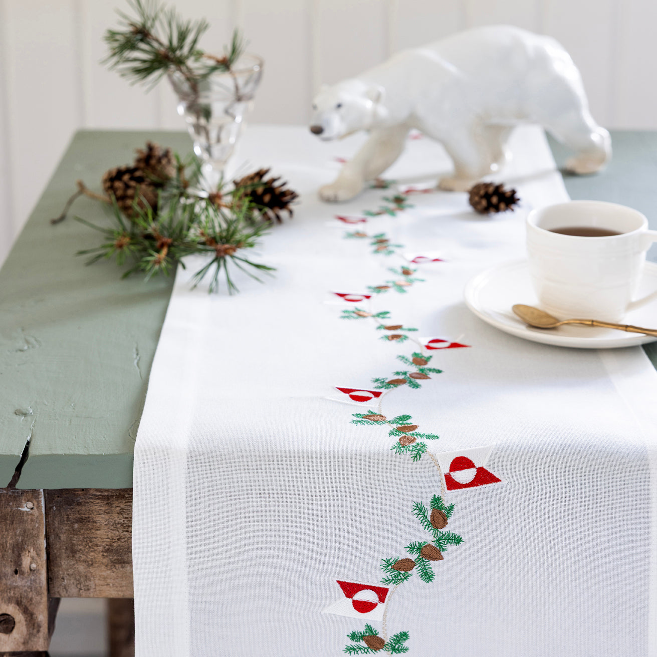 Julebordløper med grønlandsk flagg og gran