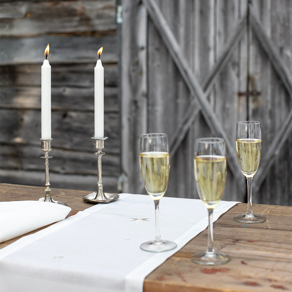 Hvit bordløper med sølvstjerner