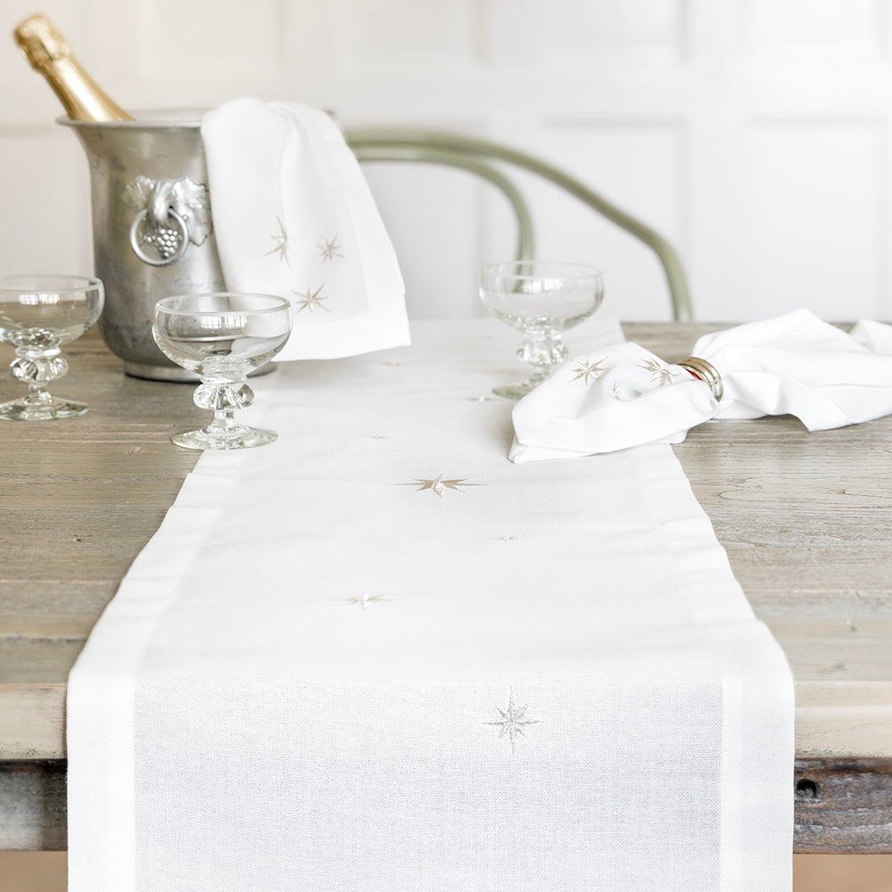 Hvit bordløper med sølvstjerner
