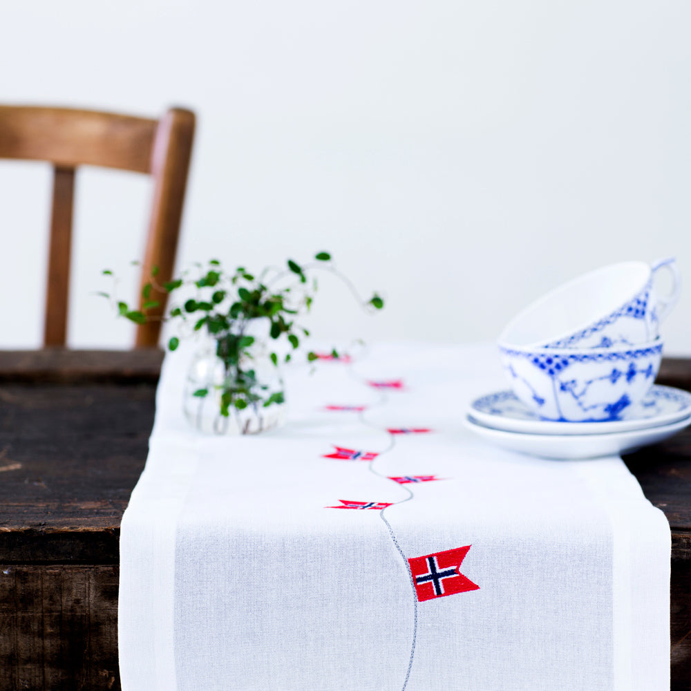 Hvit bordløper med norske flagg