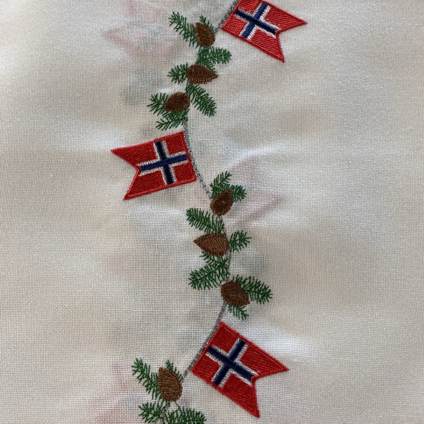 Julebordløber med norske flag og gran - 2. sortering