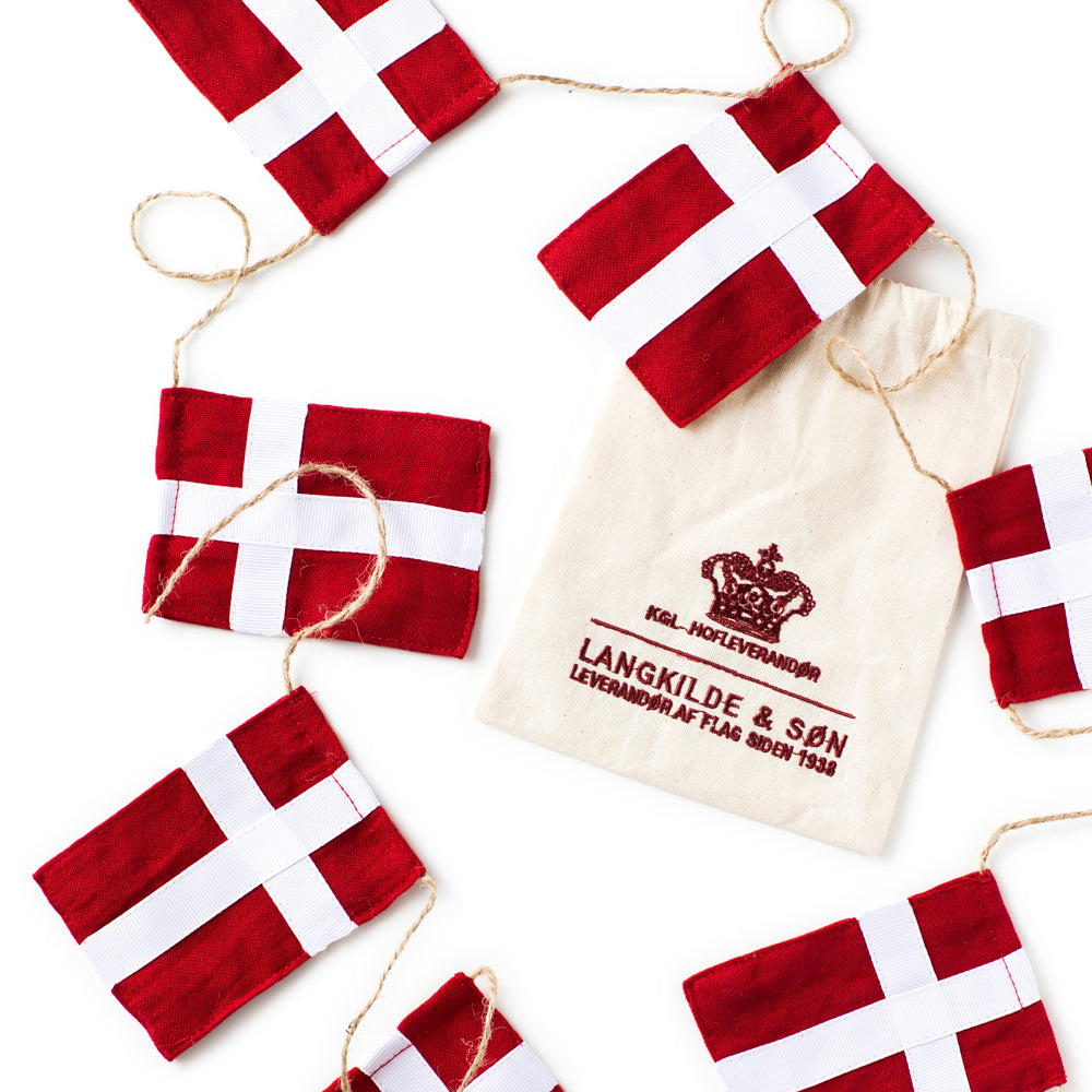 Stor flaggrekke med 10 danske flagg