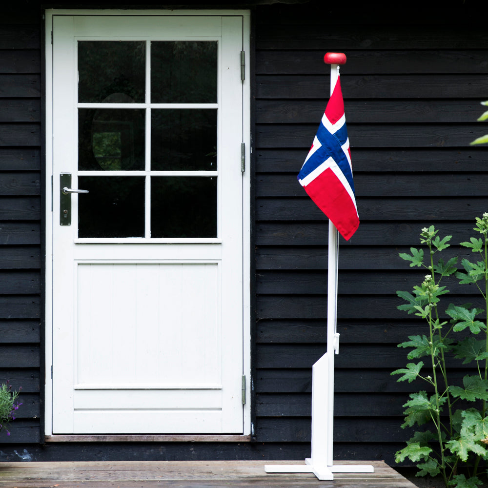 180 cm Flaggstang i Hvitmalt Furutre med Norsk Flagg
