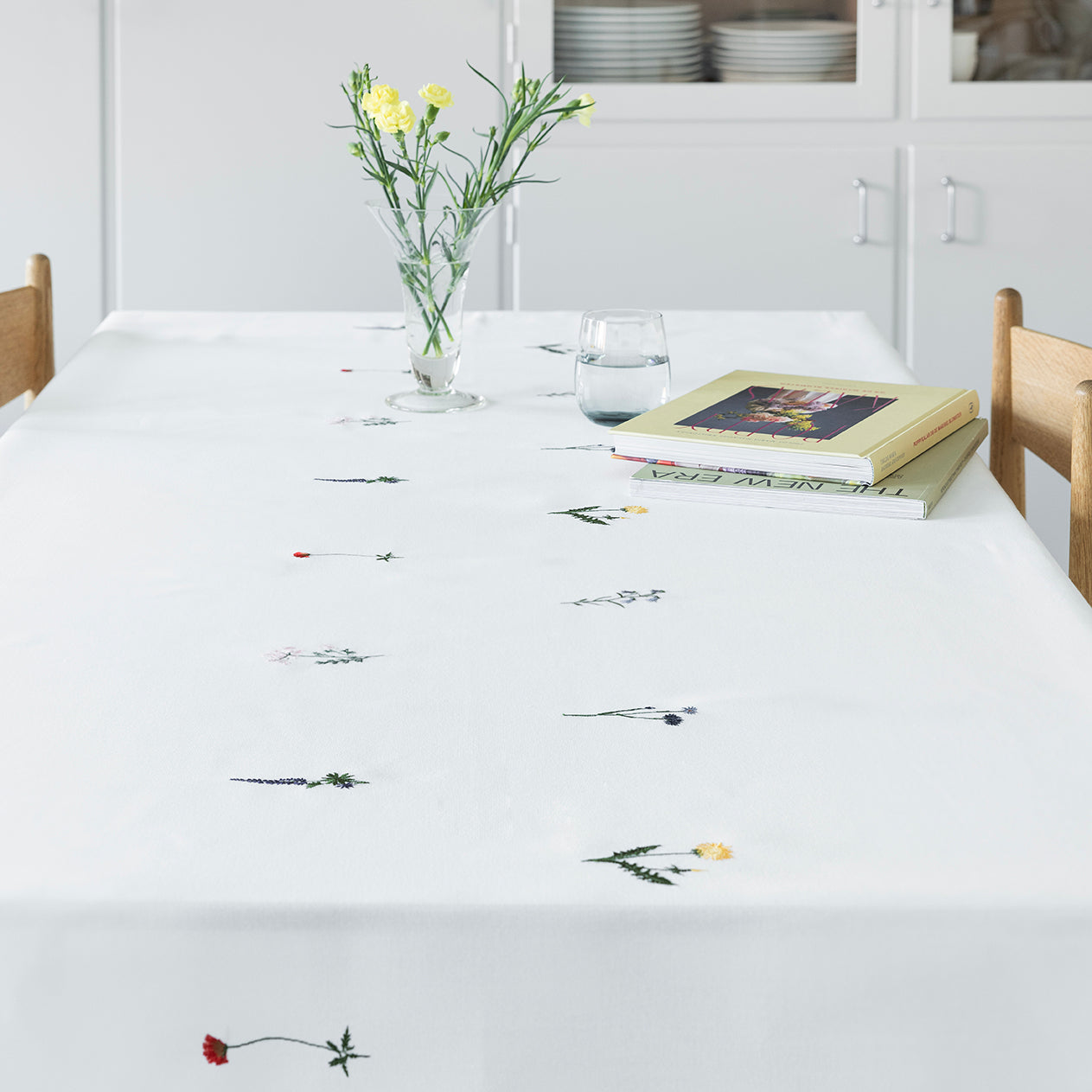 Floraduken 135 x 340 cm  Broderier med blomster og historie