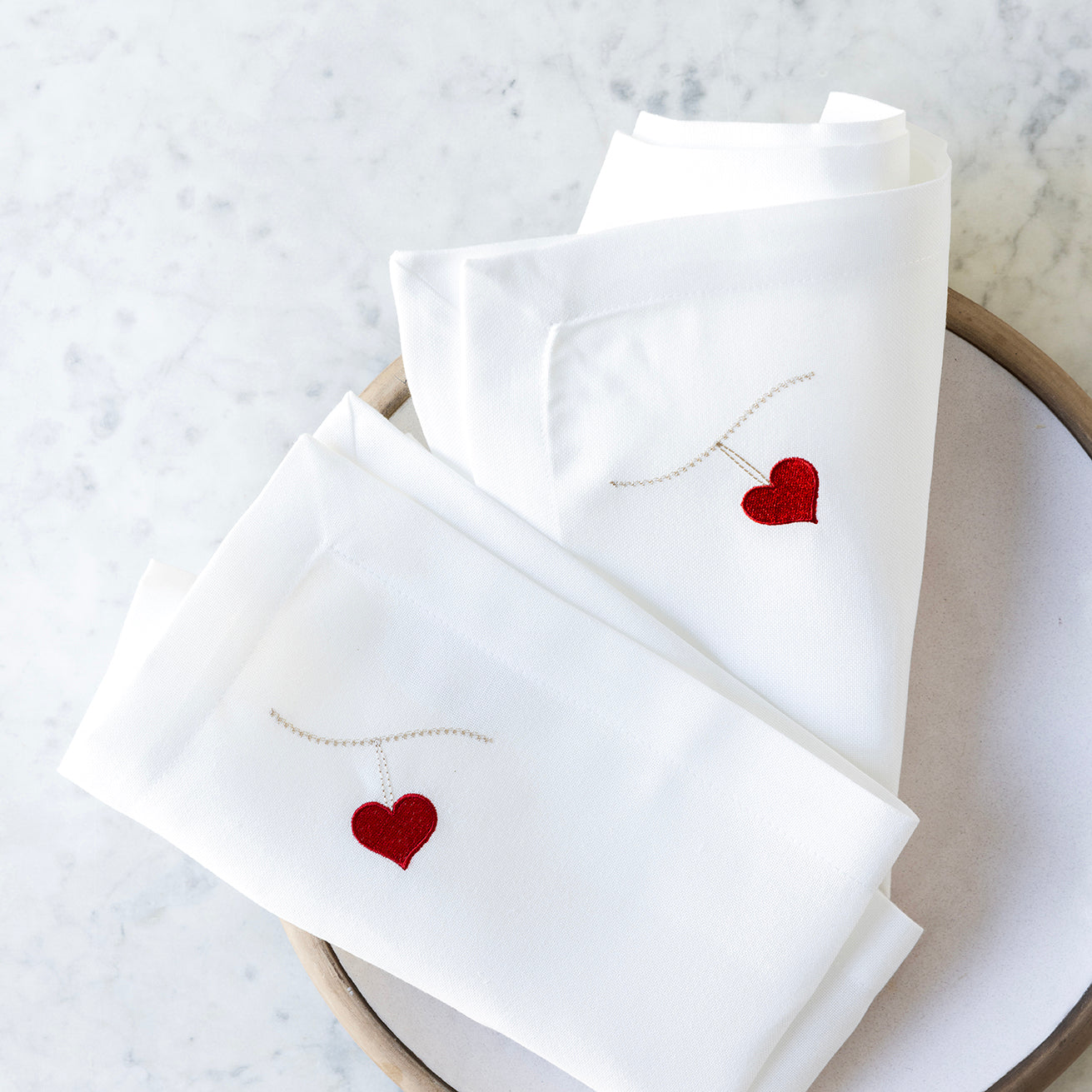 2 stk. broderte hjerteservietter