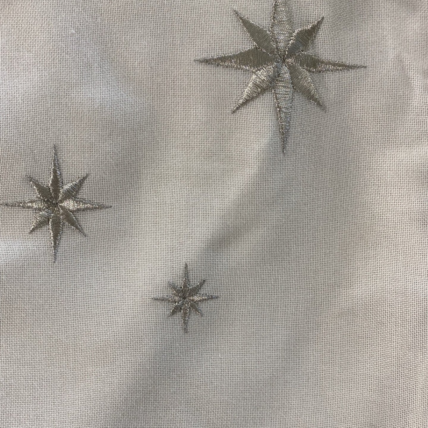Hvidt juletræstæppe med broderede sølvstjerner - 2. sortering