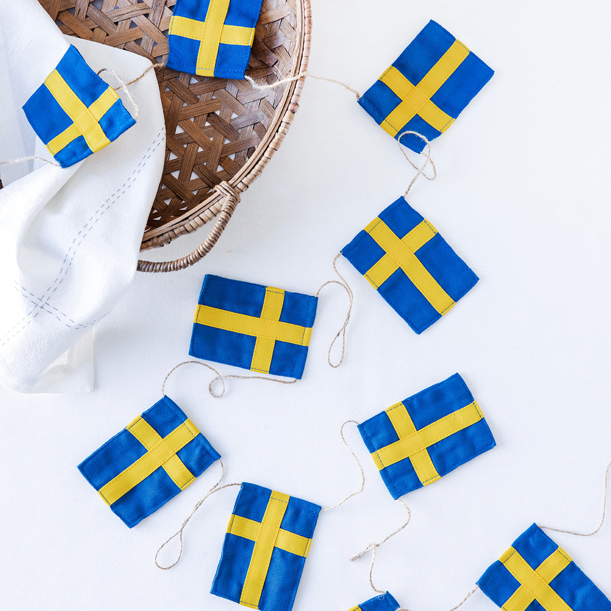 Stor flaggrekke med 10 svenske flagg