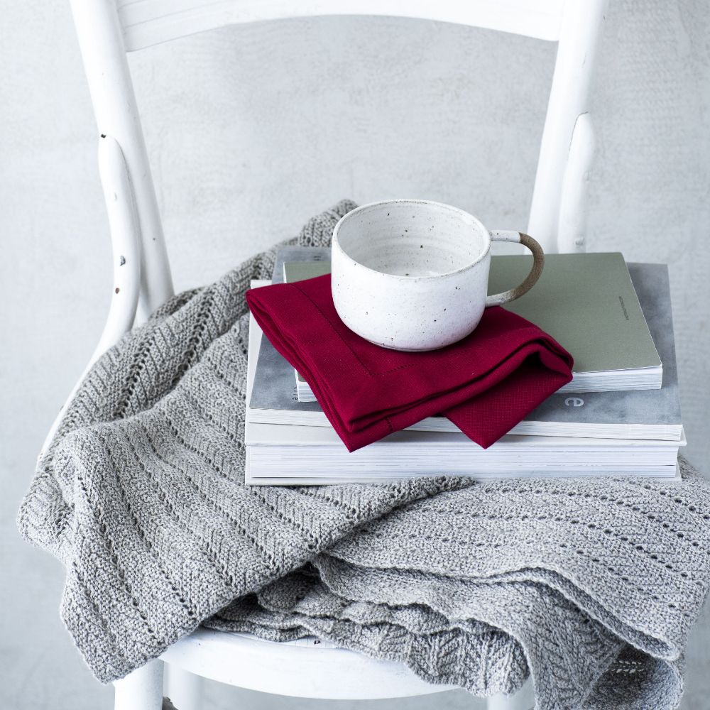 Mørkerød stoffserviett med brodert hullsøm