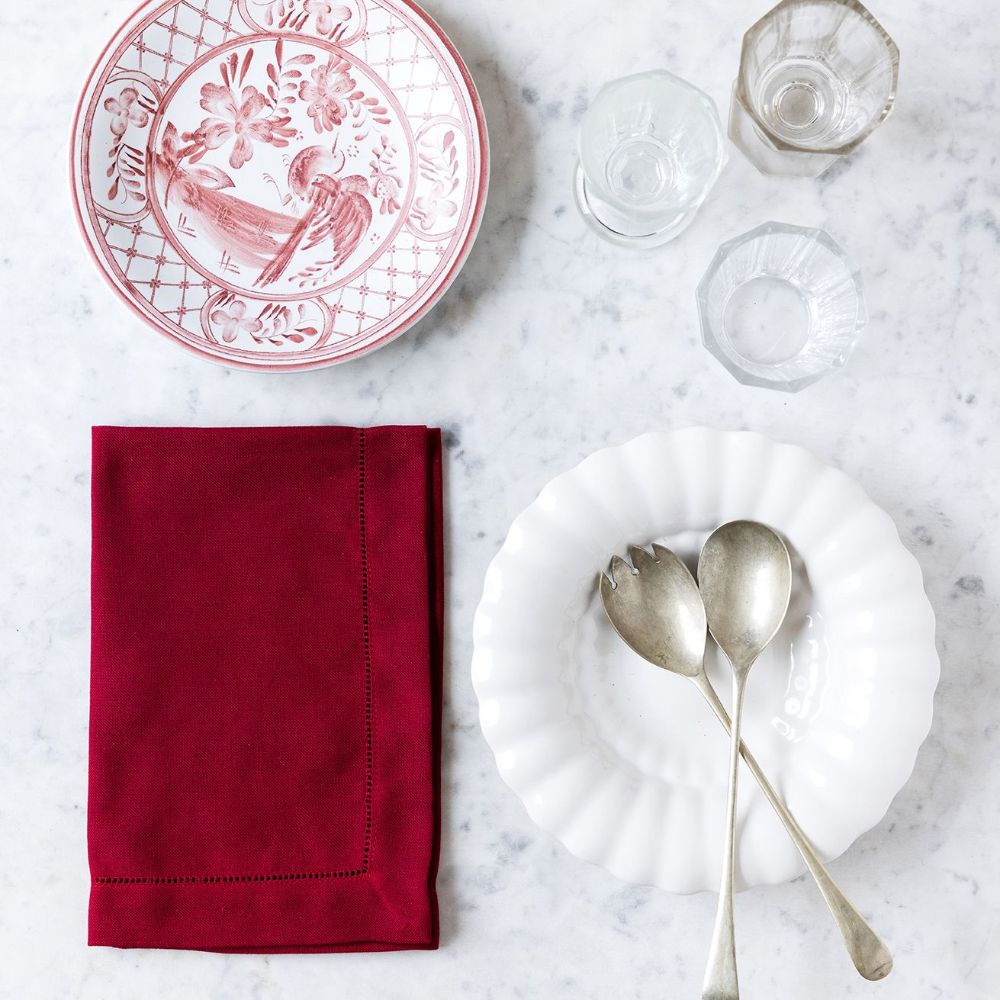 Mørkerød stoffserviett med brodert hullsøm