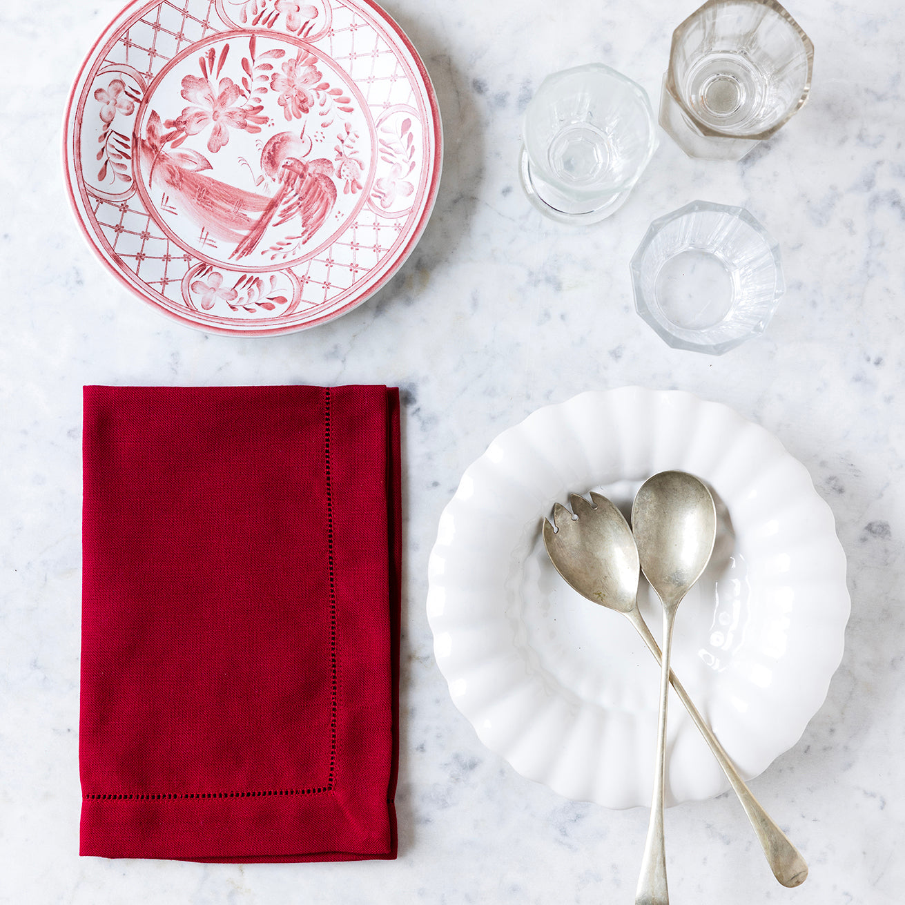 6 stk. mørkerøde servietter med hullsøm