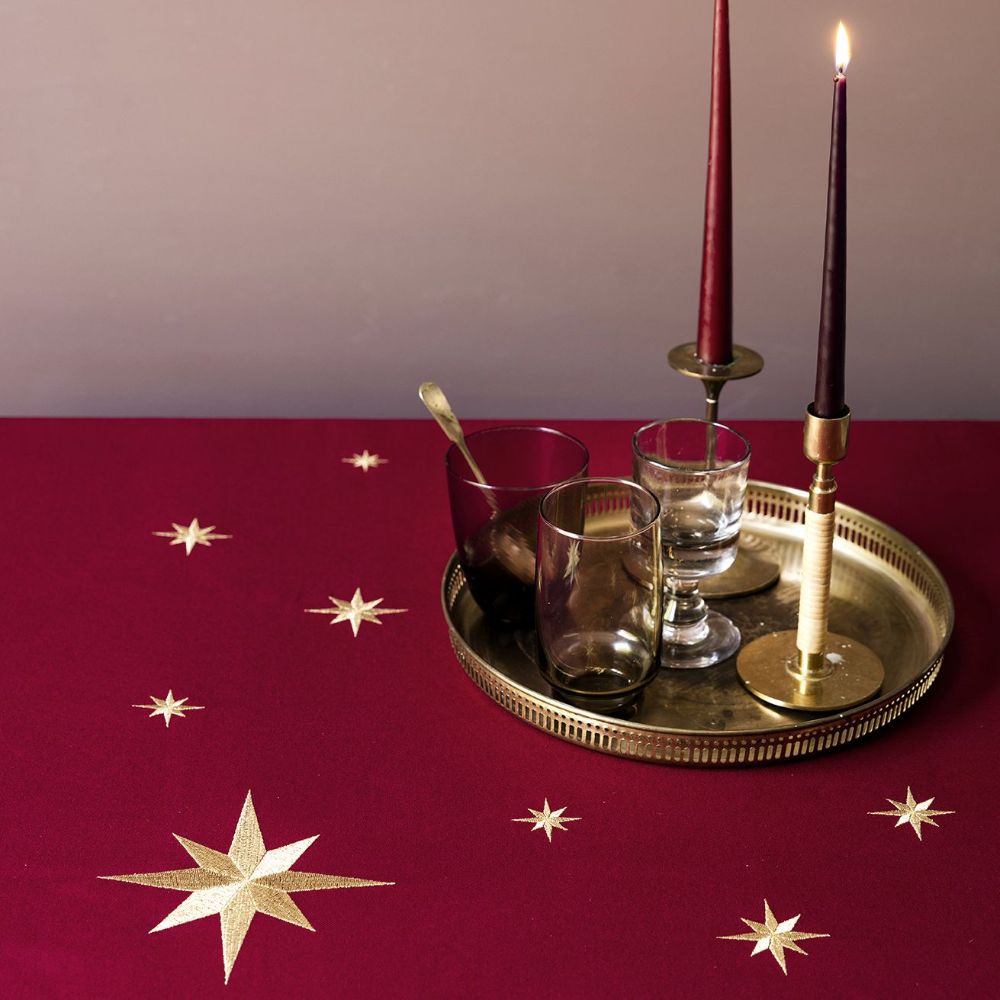 Stjerner brodert på Mørkerød duk