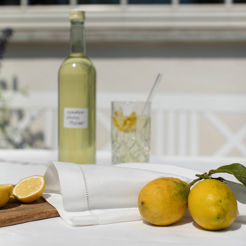 Hvit serviett med hullsøm