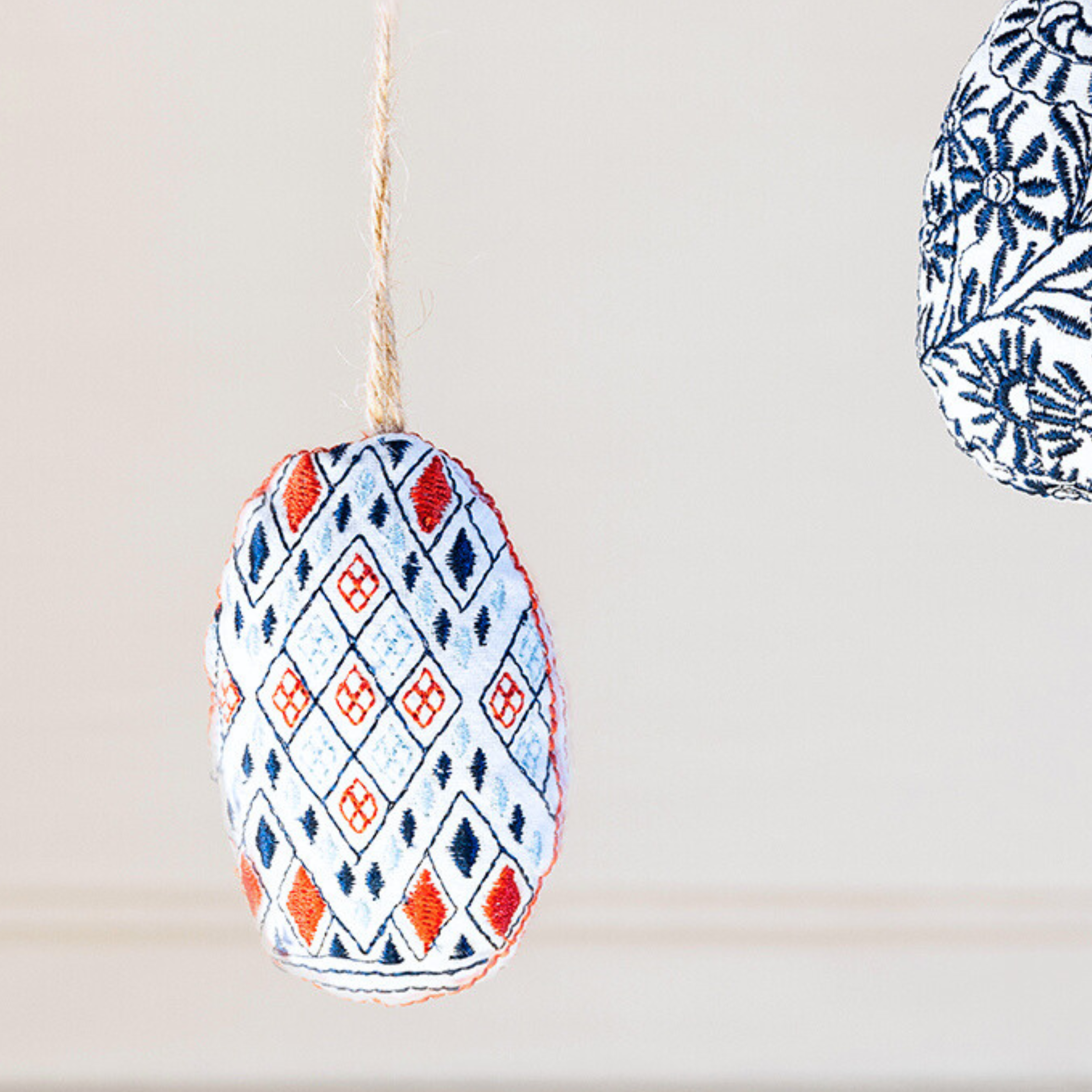 Rombeegg  brodert påskeegg