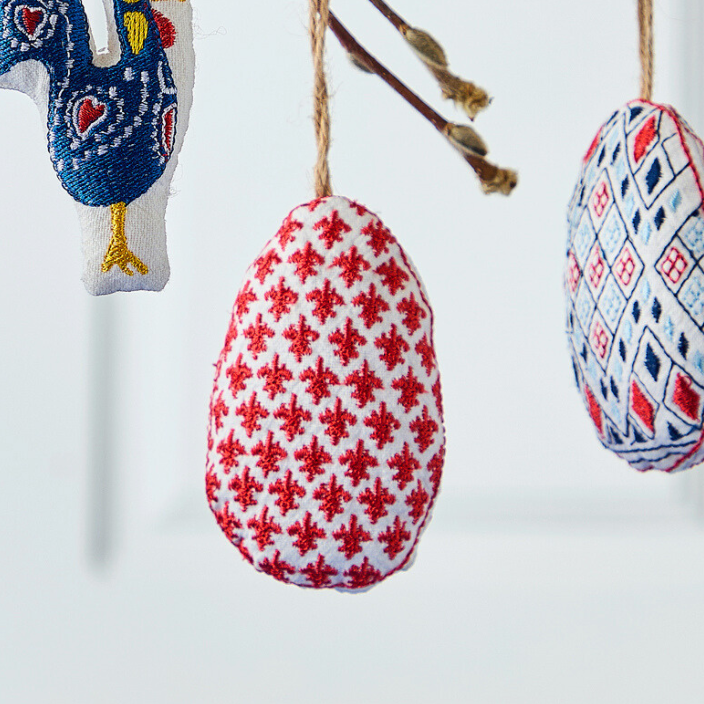 Rødt Liljeegg  brodert påskeegg