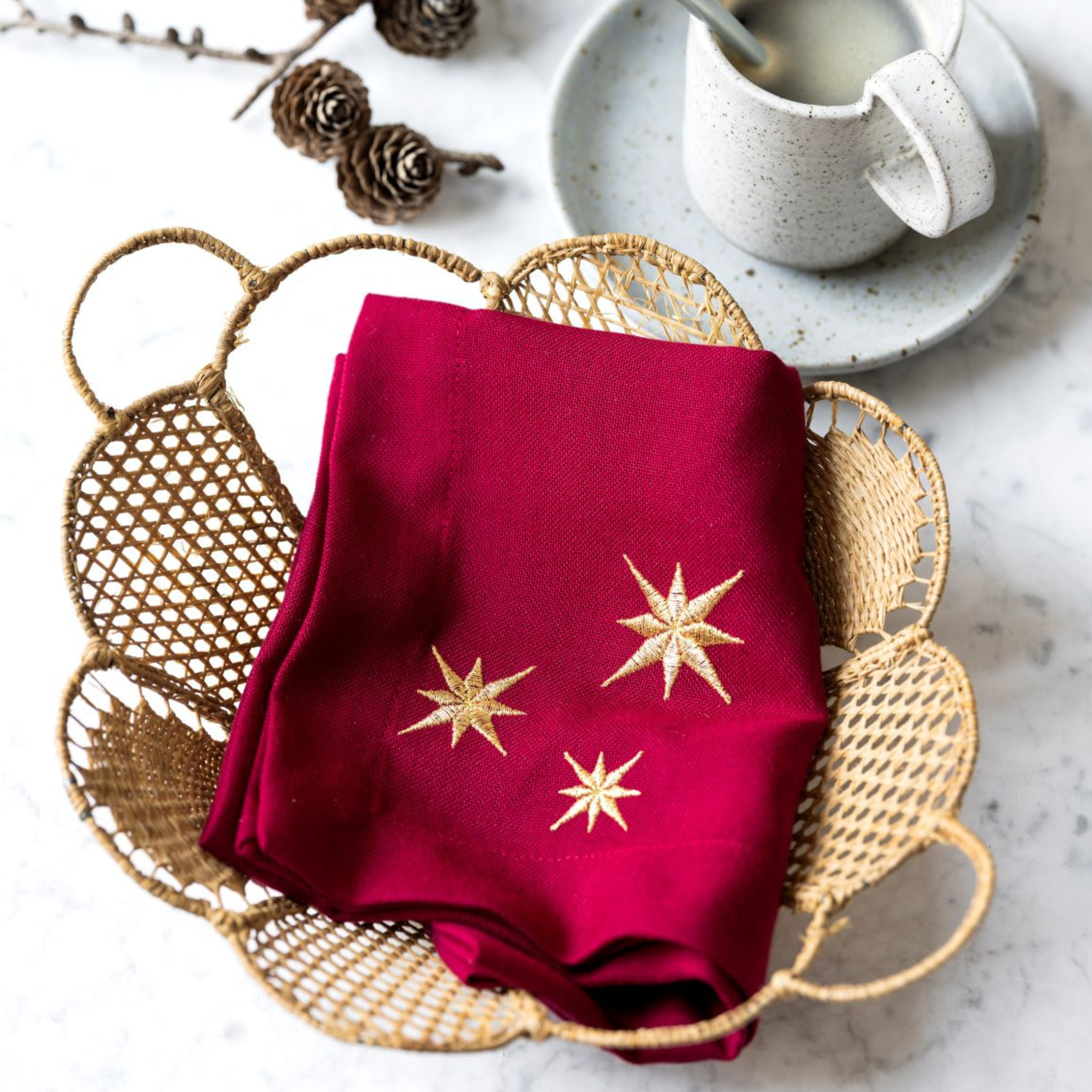 Mørkerød Serviett med gullstjerner