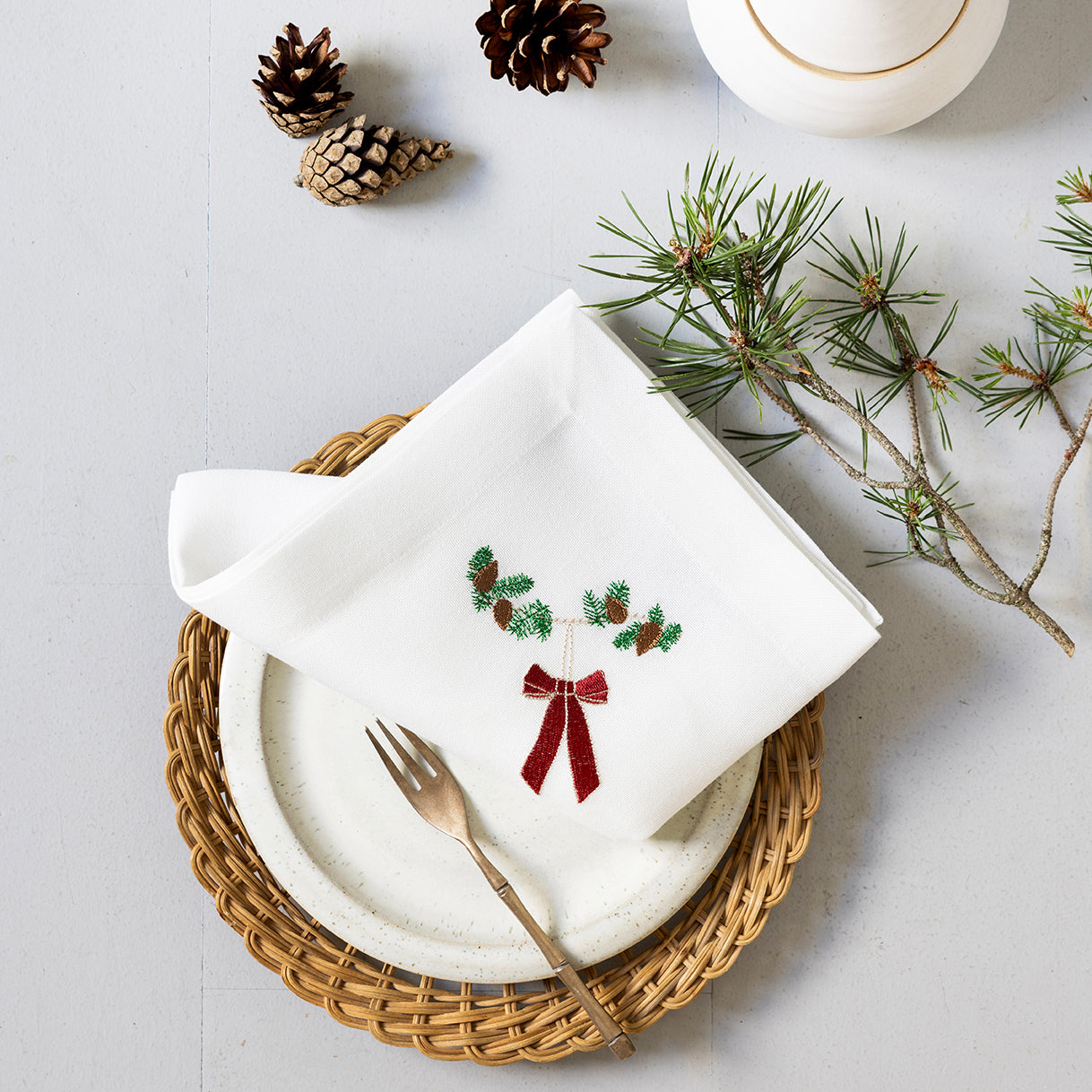 Juleserviett med mørkerød sløyfe