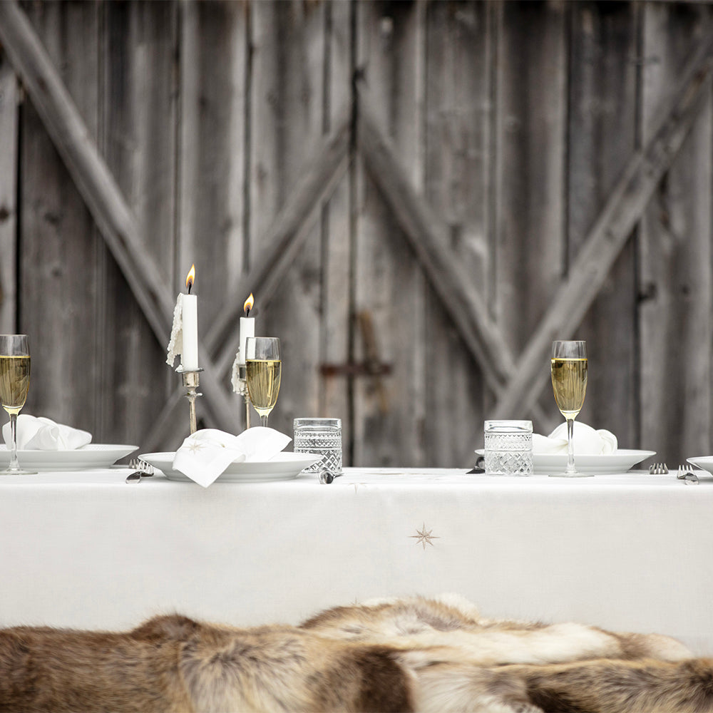 Hvit duk med sølvstjerner