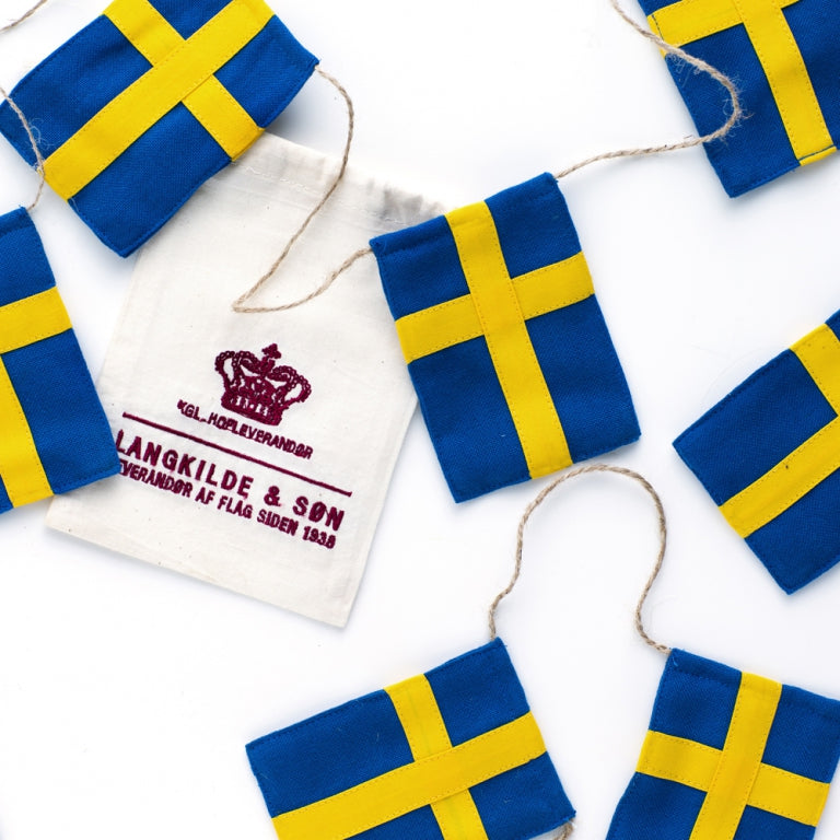Stor flaggrekke med 10 svenske flagg